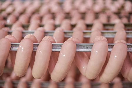守護食品安全的防線 香腸車間與儲藏室里的生香腸